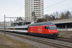 Re 460 057-3 fährt Richtung Bahnhof Muttenz.