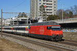 Re 460 035-9 fährt Richtung Bahnhof Muttenz.