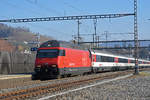 Re 460 112-6 durchfährt den Bahnhof Gelterkinden.