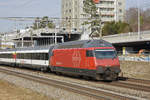 Re 460 101-9 fährt Richtung Bahnhof Muttenz.