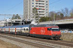 Re 460 066-4 fährt Richtung Bahnhof Muttenz.