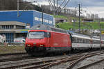 Re 460 013-6 durchfährt den Bahnhof Lausen.