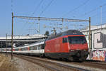 Re 460 101-9 fährt Richtung Bahnhof Muttenz.