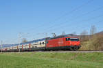 Re 460 074-8 fährt Richtung Bahnhof Sissach.