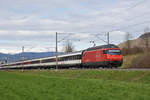 Re 460 078-9 fährt Richtung Bahnhof Sissach.