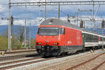 Re 460 034-2 durchfährt den Bahnhof Möhlin.