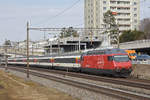 Re 460 111-8 fährt Richtung Bahnhof Muttenz.