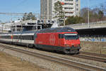 Re 460 081-3 fährt Richtung Bahnhof Muttenz.