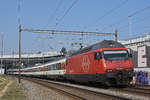 Re 460 009-4 fährt Richtung Bahnhof Muttenz.