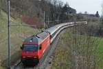 Vorher# Auf der eingleisigen Strecke den Seercken hinunter fhrt am 06.04.2015 bei Unterhard Re 460 090-4 mit dem IR 2118, Konstanz - Biel, und befindet sich kurz vor dem nchsten Halt in Weinfelden.