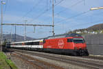 Re 460 029-2 durchfährt den Bahnhof Gelterkinden.