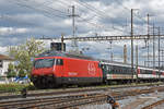 Re 460 019-3 durchfährt den Bahnhof Pratteln.