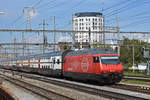 Re 460 011-0 durchfährt den Bahnhof Pratteln.