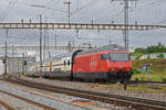 Re 460 063-1 durchfährt den Bahnhof Pratteln.