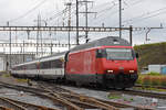 Re 460 106-8 durchfährt den Bahnhof Pratteln.