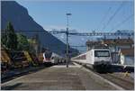 Die SBB Re 460 113-1 mit SEV Werbung schiebt ihren IR 1711 in Villeneuve Richtung Brig.