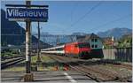 Eine SBB Re 460 fährt mit ihrem IR 90 1708 , unterwegs von Brig nach Genève Aéroport ohne Halt durch den Bahnhof von Montreux.