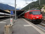 460 von SBB fährt mit einem Schweizer Personenzug und verlässt den Bahnhof von Bellinzona(CH).
Aufgenommen vom Bahnsteig 3 in Bellinzona(CH).
Am Abend vom 28.7.2019.