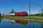 Im Wasser des 'Bdli' von Riedt bei Erlen spiegelt sich Re 460 051-6 mit dem IC 811 von Brig nach Romanshorn (01.06.2019).