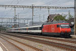 Re 460 047-4 durchfährt den Bahnhof Rupperswil.