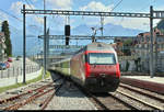 Nachschuss auf Re 460 104-3  Toggenburg  SBB als IC 1073 (IC 61) von Basel SBB (CH) nach Interlaken Ost (CH), der den Bahnhof Spiez (CH) auf Gleis 1 verlässt.