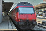 Re 460 059-9  La Béroche  und Re 460 ??? SBB als IC 825 (IC 8) von Brig (CH) nach Romanshorn (CH) stehen im Bahnhof Spiez (CH) abweichend auf Gleis 2.