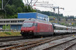 Re 460 085-4 durchfährt den Bahnhof Lausen.