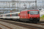 Re 460 111-8 durchfährt den Bahnhof Rupperswil.