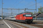 Re 460 066-4 durchfährt den Bahnhof Rupperswil.