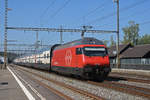 Re 460 082-1 durchfährt den Bahnhof Rupperswil.