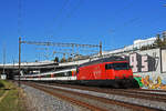 Re 460 042-5 fährt Richtung Bahnhof Muttenz.