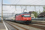 Re 460 084-7 durchfährt den Bahnhof Rupperswil.