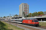 Re 460 100-1 fährt Richtung Bahnhof Muttenz.