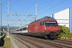 Re 460 004-5 fährt Richtung Bahnhof Itingen.