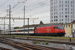 Re 460 007-8 durchfährt den Bahnhof Pratteln.