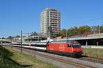 Re 460 011-0 fährt Richtung Bahnhof SBB.