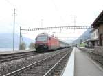 Die Re 460 054 braust am 3.11.2006 mit ihrem EC Milano-Luzern-Basel beim Bahnhof Immensee vorbei