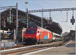 Jubiläums-Werbeloks am Grossen und Kleinen See: In Lausanne verlässt die SBB Re 460 058 (UIC 91 85 4 460 058-1 CH-SBB)  100 Jahre Zirkus KNIE  mit ihrem IR 90 1814 den Bahnhof in Richtung