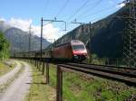 125 Jahre Gotthardbahn - Mit EC 173 Schaffhausen - Venedig hat sich am 07.07.2007 SBB Re 460 049-0 mit dem eigenartigen Namen  Pfannenstiel  die Gotthard-Nordrampe hinauf geqult.