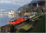 Lichttechnisch gesehen kam der IR 90 1715 nicht eine Sekunde zu früh: Die SBB Re 460 067-2 zieht die IC 2000 Wagengarnitur beim Château de Chillon Richtung Brig.