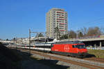 Re 460 045-8 fährt Richtung Bahnhof Muttenz.