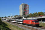 Re 460 100-1 fährt Richtung Bahnhof Muttenz.