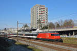 Re 460 117-5 fährt Richtung Bahnhof Muttenz.