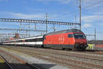 Re 460 107-6 durchfährt den Bahnhof Muttenz.