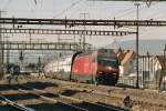 Die Re 460 087-0  Suliamt , mit einem Avanti Kleber, am 5.2.04 kurz nach dem Bahnhof Lenzburg