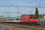 Re 460 054-0 fährt beim Bahnhof Burgdorf ein.