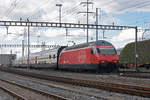 Re 460 087-0 durchfährt den Bahnhof Pratteln.