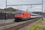 Re 460 002-9 durchfährt den Bahnhof Gelterkinden.