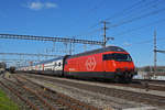 Re 460 046-6 durchfährt den Bahnhof Muttenz.