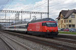 Re 460 043-3 durchfährt den Bahnhof Rupperswil.